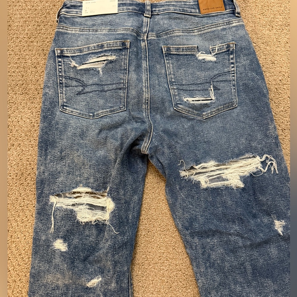 American Eagle Distressed Light Acid Washed Mom Jean -8 short - Picture 6 of 12